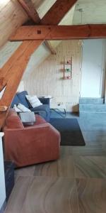 een woonkamer met een bank en stoelen op een zolder bij Dreve 14 - bovenverdieping in Staden