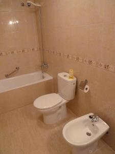 y baño con aseo, bañera y lavamanos. en AS019 2-Bedroom Casa Calypso - in Calas del Pinar, en San Juan de los Terreros