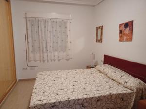 1 dormitorio con cama y ventana en AS019 2-Bedroom Casa Calypso - in Calas del Pinar, en San Juan de los Terreros