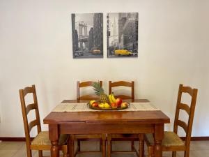Una mesa de madera con un bol de fruta encima. en LA BOHÈME IN TERRAZZA, en Torre del Lago Puccini 14 fotos más