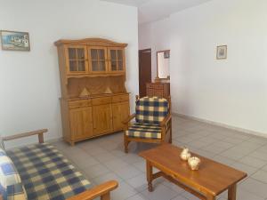 una sala de estar con un sofá y una silla en House at Santiago del Teide, en Tamaimo