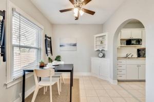 Η κουζίνα ή μικρή κουζίνα στο Global Cup The Retro Lower-Greenville Apartment +7 φωτογραφίες