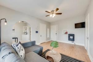 Μια τηλεόραση ή/και κέντρο ψυχαγωγίας στο Global Cup The Retro Lower-Greenville Apartment