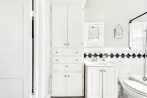 Ένα μπάνιο στο Global Cup The Retro Lower-Greenville Apartment