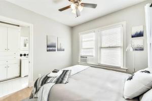 Ένα ή περισσότερα κρεβάτια σε δωμάτιο στο Global Cup The Retro Lower-Greenville Apartment