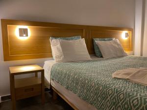 Una cama o camas en una habitación de Chrisi Holiday Home - 500 sqm Private Gardens & Nature View - 300m by the sea