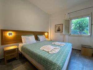 Een bed of bedden in een kamer bij Chrisi Holiday Home - 500 sqm Private Gardens & Nature View - 300m by the sea