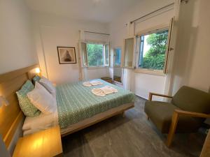 Posteľ alebo postele v izbe v ubytovaní Chrisi Holiday Home - 500 sqm Private Gardens & Nature View - 300m by the sea