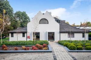 una casa bianca con un giardino di fronte di 30 on Whites Guesthouse a Bloemfontein