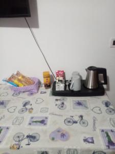 stół z tkaniną stołową z rowerami w obiekcie Rooms Serafin w mieście Motovun