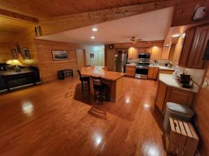 Virtuvė arba virtuvėlė apgyvendinimo įstaigoje Spacious Luxury Cabin near The Big Bear Creek
