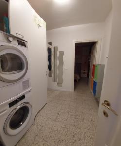 une buanderie avec un lave-linge et un couloir dans l'établissement Relax vicino Ascoli Piceno, à Ascoli Piceno