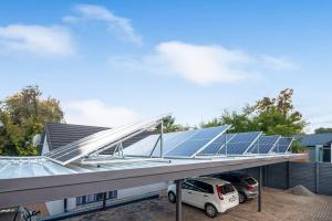 un techo con paneles solares en la parte superior de un edificio en 30 on Whites Guesthouse, en Bloemfontein
