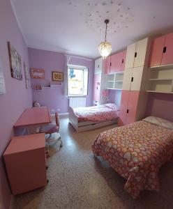 um quarto com 2 camas, uma secretária e uma mesa em Relax vicino Ascoli Piceno em Ascoli Piceno
