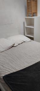 Een bed of bedden in een kamer bij La Maison du Saule