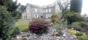 a house with a garden in front of it at Belle Béarnaise in Bidos