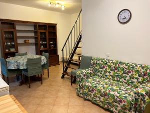 Un pat sau paturi într-o cameră la Villetta sul mare in Resort Village