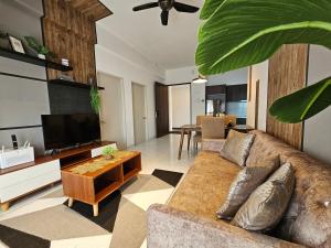 哥打巴魯的住宿－Luxury Troika Kota Bharu by Aura Troika，带沙发和电视的客厅