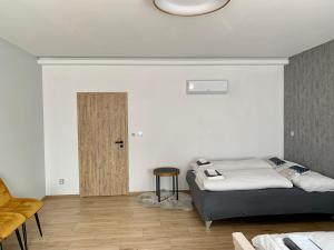 - une chambre avec un lit et une porte en bois dans l'établissement Ubytování Bowling, à Velké Pavlovice