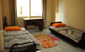 una camera con due letti e un tappeto sul pavimento di Rino Residential Apartment For Families only a Il Cairo