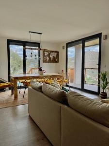 ein Wohnzimmer mit einem Sofa und einem Tisch in der Unterkunft Casa dos Barros Winery Lodge by Vintage Theory in Sabrosa