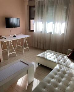 sala de estar con sofá y mesa en Piso vacacional en Sant Carles de la Ràpita., en Sant Carles de la Ràpita