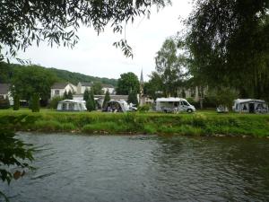 een rivier met twee campers geparkeerd naast een veld bij Minitent Reisdorf in Reisdorf