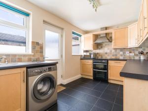 a kitchen with a washer and a dishwasher at Cosy 2 bedroom house in the heart of Morpeth in Morpeth