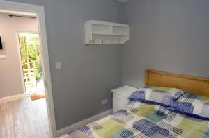 1 dormitorio con 1 cama y vestidor en Tawny Lodge en Westport