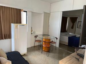 una camera con tavolo, sedie e letto di Lindo Flat Beira Mar 401 a Fortaleza