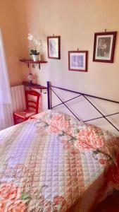 1 Schlafzimmer mit einem Bett mit Blumendecke in der Unterkunft Casa Patti alle porte di Siena in Siena