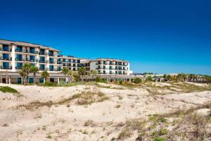 un hotel en la playa con una playa de arena en The Westin Jekyll Island Beach Resort, en Jekyll Island