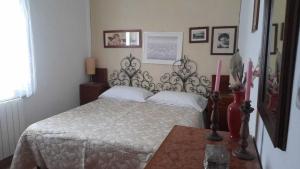 Schlafzimmer mit einem Bett und einem Tisch in der Unterkunft Casa Patti alle porte di Siena in Siena