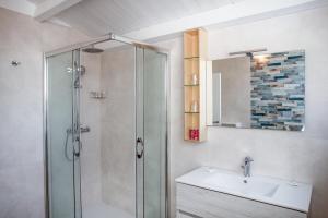 bagno con doccia e lavandino di Nauticus Guest Room a Torre San Giovanni Ugento