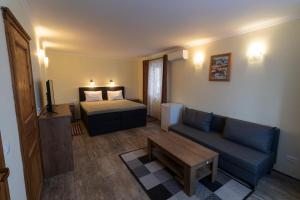 Postel nebo postele na pokoji v ubytování Taverna & Rooms