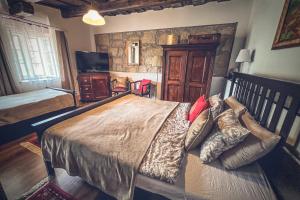 a bedroom with a large bed in a room at Padláskincsek Vendégház in Nagybörzsöny