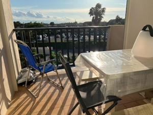 Balkon lub taras w obiekcie Les Capitelles : Appartement vue montagne en residence avec piscine -sur le front de mer