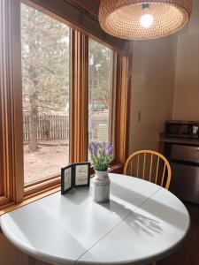 Una mesa blanca en una cocina con ventana en Cozy Cabin suite bed and breakfast en Woodland Park