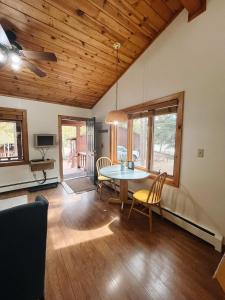 ein Esszimmer mit einem Tisch und Stühlen in einem Zimmer in der Unterkunft Cozy Cabin suite bed and breakfast in Woodland Park