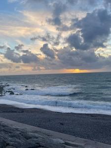 a beach with a cloudy sky and the ocean w obiekcie Beautiful Town house on the beach w mieście Portland