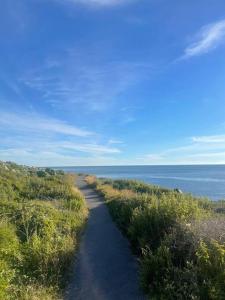 un camino que conduce al océano en una playa en Beautiful Town house on the beach, en Portland