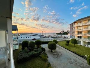 een balkon van een gebouw met uitzicht op de oceaan bij Appartement avec Sauna et Piscine au bord de mer in Plougonvelin