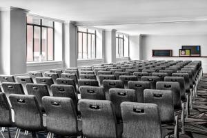 une salle de conférence vide avec des chaises et des tables dans l'établissement Le Meridien Indianapolis, à Indianapolis