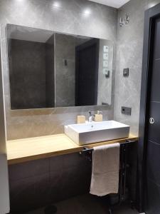 y baño con lavabo y espejo. en The Cavern - Gijon, en Gijón