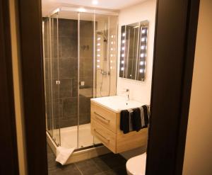 Koupelna v ubytování Hotel verWeiler + 34 fotografií