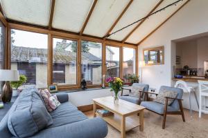 een woonkamer met een blauwe bank en een tafel bij Character property perfect for families in Ryde