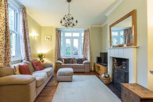 een woonkamer met een bank en een open haard bij Character property perfect for families in Ryde