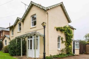 een huis met een straatlicht ervoor bij Character property perfect for families in Ryde