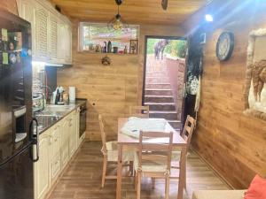 eine Küche und ein Esszimmer mit einem Tisch und Stühlen in der Unterkunft Green View 1 in Skrino