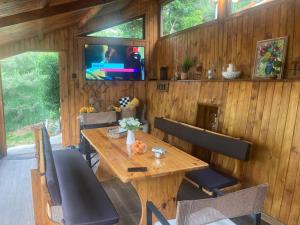 Skrino的住宿－Green View 1，一间带木桌和椅子的用餐室